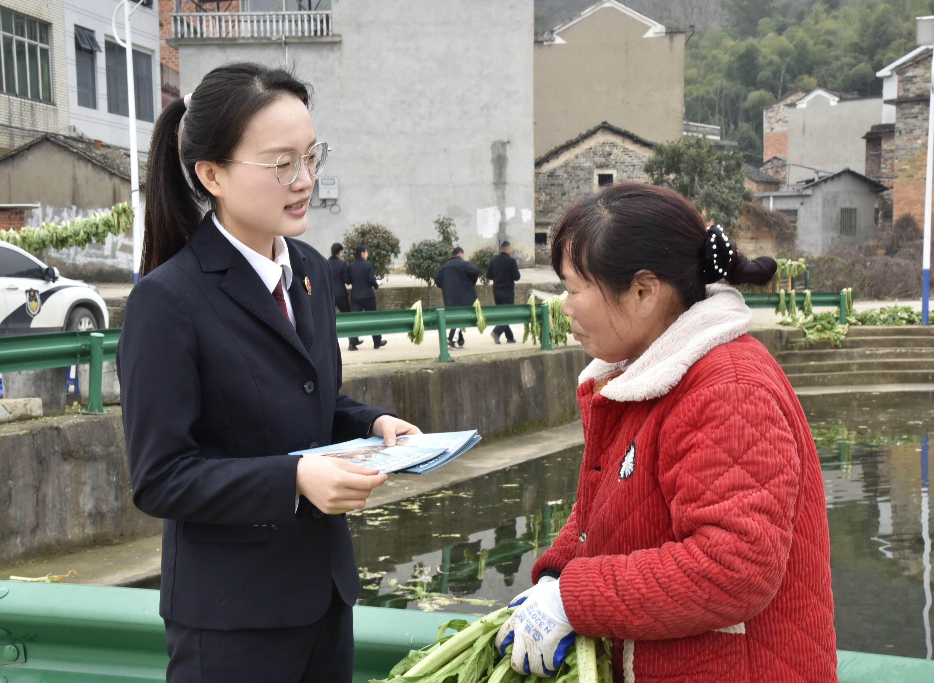 弘扬雷锋精神 送法进村入户 ——大冶市检察院党员干警到帮扶村开展法治宣传